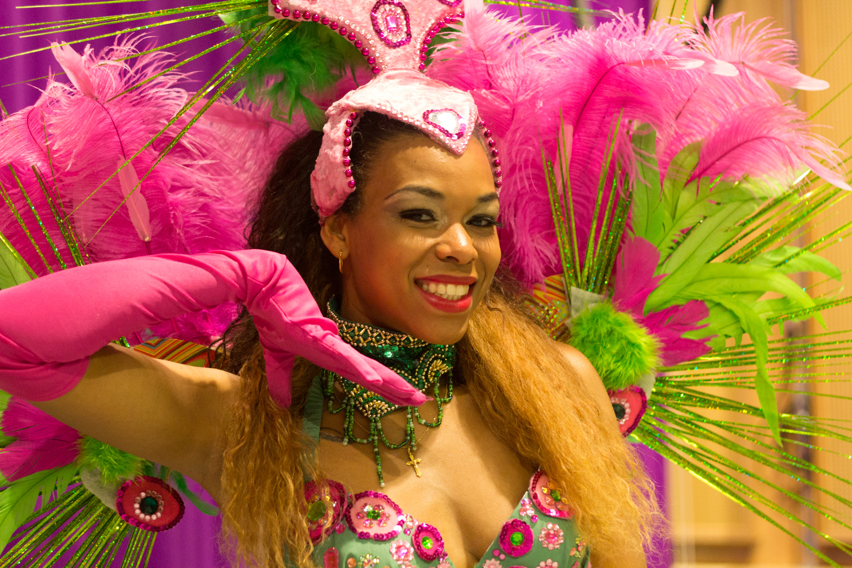 Une danseuse de Samba no pé, en costume traditionnel du carnaval de Rio